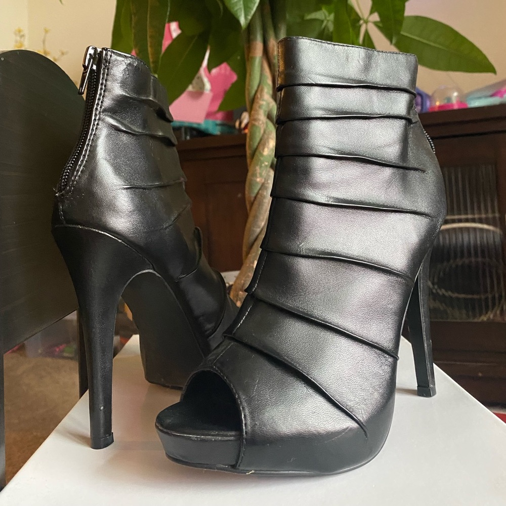 Paprika black, 4in heels size 6, never worn